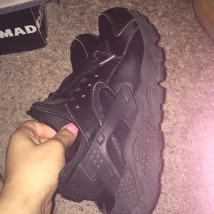Black nike huaraches